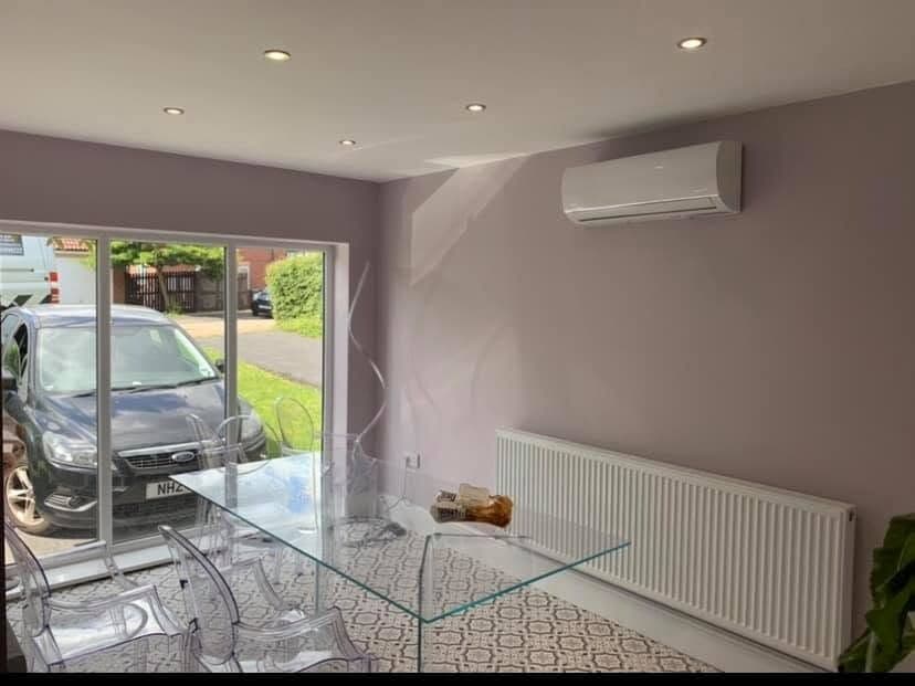 Air conditioning indoor unit fitted in a showroom above the glazing